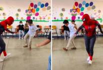 Una inusual maestra se disfrazó de Spider-Man para enseñarle a sus alumnos a bailar cumbia (VIDEO)
