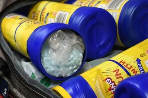 Capturados en Washington: Les descubrieron 91 mil pastillas de fentanilo en latas de papas fritas