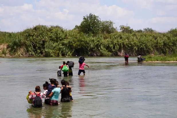 Migrantes aún ingresan a EEUU mientras México comienza a recibir cuerpos de víctimas del “camión de la muerte”
