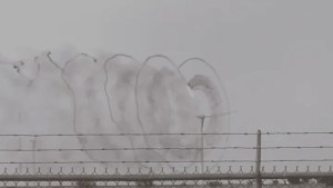 VIDEO: Rayo prendió fuego una turbina eólica y formó insólito dibujo en el cielo de Texas