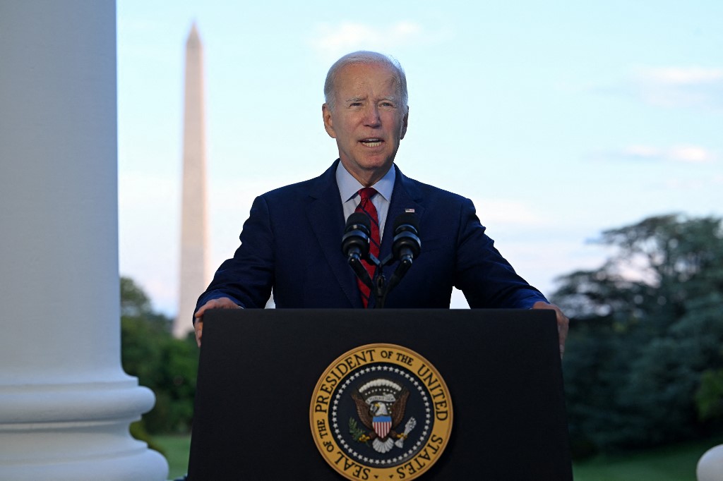 Biden firma ley de inversión en semiconductores para competir con China