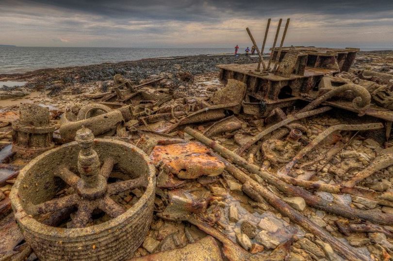 Solo se puede llegar en kayak a una isla galesa espeluznante, cubierta de naufragios (Fotos)