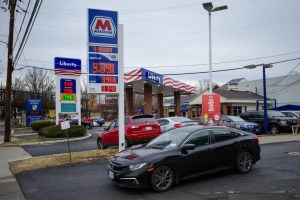 Dos adolescentes mataron a puñaladas a un empleado después de robar gasolinera en EEUU