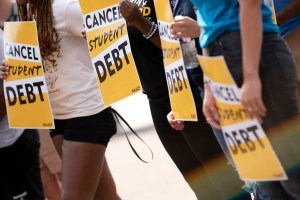 Biden aliviará parte de la deuda por préstamos estudiantiles: Quiénes califican y cuánto recibirán