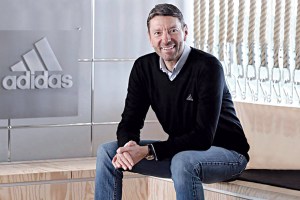 Presidente de Adidas dejará el cargo en 2023 para impulsar un nuevo comienzo