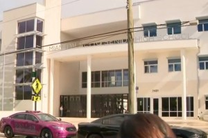 Momento de terror: Niña cae desde un tercer piso de secundaria en Miami-Dade