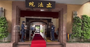 Parlamento de Taiwán despliega alfombra roja ante la llegada de Nancy Pelosi (VIDEO)