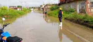 Calles del Municipio Brión amanecieron inundadas por falta de mantenimiento a drenajes y alcantarillas (FOTO)