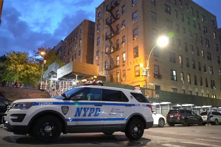 Drama en Nueva York: Niña de tres años sobrevivió al caer desde la ventana de un tercer piso