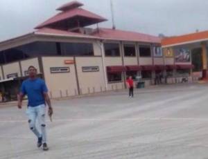 Hombres armados amenazaron a venezolanos en una gasolinera en Ecuador