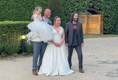 Una pareja anónima invita a Keanu Reeves a su boda y el actor acaba apareciendo para sorpresa de todos