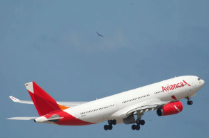 Avión de Avianca aterrizó de emergencia en las islas Azores por una situación de vida o muerte