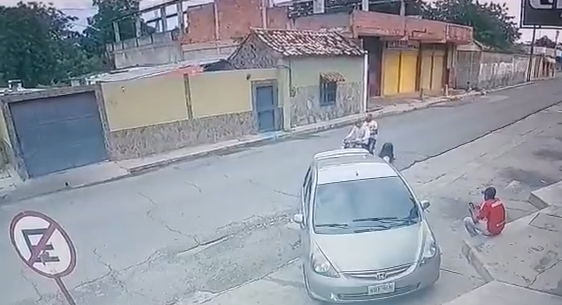 Cámaras de seguridad registraron cuando motorizados robaron frente a la Policlínica Carora en Lara (Video)