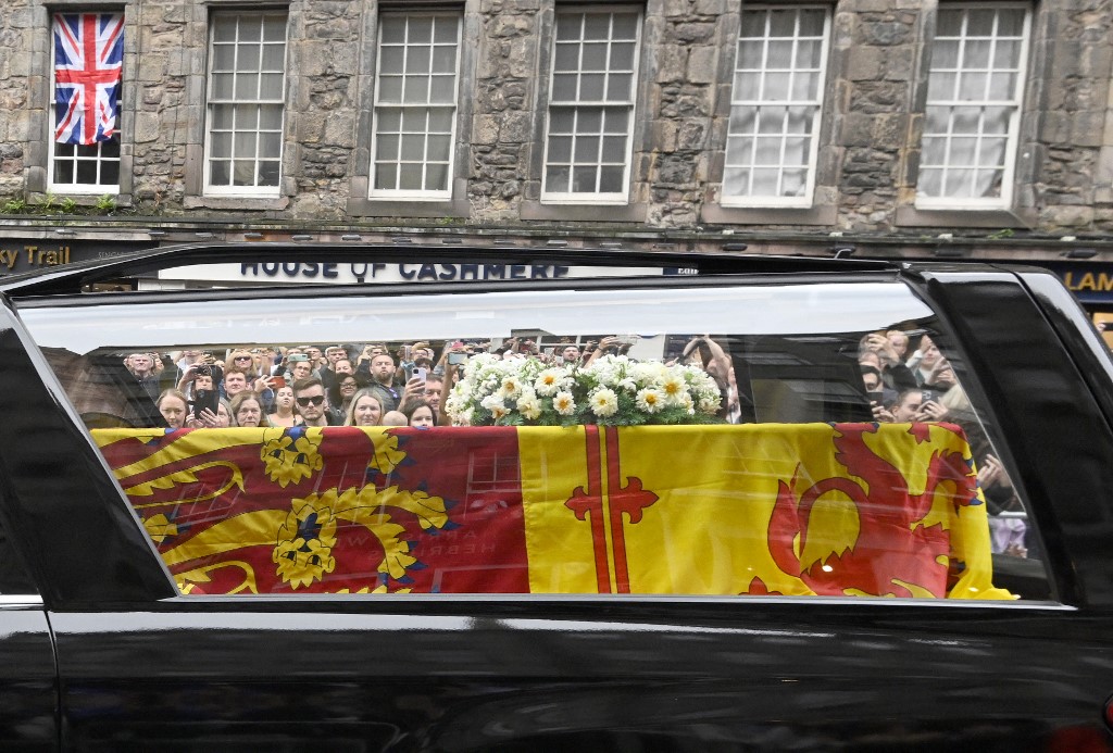 Comenzó el traslado del féretro de la reina Isabel II desde Edimburgo a Londres