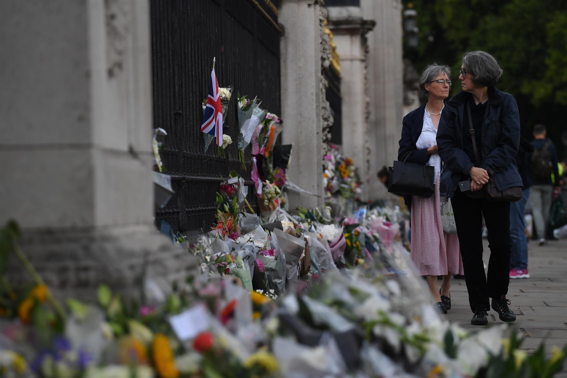 En Vivo: Una multitud despide en las calles de Reino Unido a la reina Isabel II