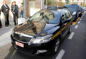Cientos de taxistas de diferentes países piden a la Unión Europea poner límites a la plataforma Uber