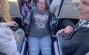 Mujer en silla de ruedas se filmó arrastrando su cuerpo al baño en un avión después de que la tripulación de cabina se negara a ayudarla (VIDEO)