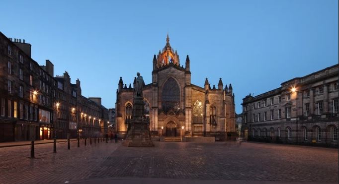 ¿Cuánto tiempo estará el ataúd de la reina Isabel II en la Catedral de St Giles?