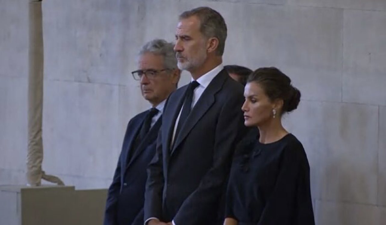 Los reyes Felipe y Letizia visitan la capilla ardiente de Isabel II en Westminster (VIDEO)