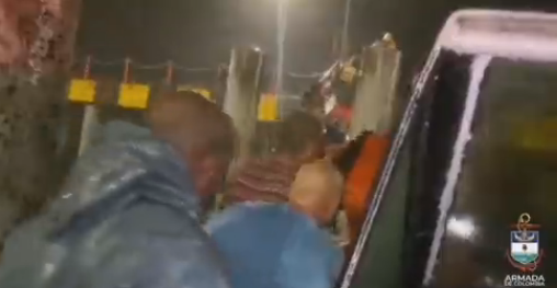 EN VIDEO: Así la Armada colombiana rescató a los tripulantes del pesquero ilegal venezolano incendiado