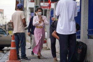 Condenada a dos años de prisión una activista por disfrazarse de la reina de Tailandia
