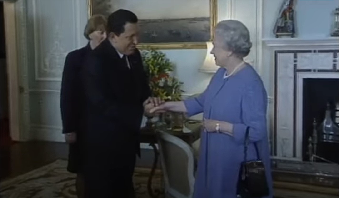 El día que Chávez rompió el protocolo y tocó indebidamente a la reina Isabel II