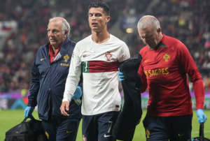 El violento golpe a Cristiano Ronaldo que asustó a todos en República Checa-Portugal (Imágenes sensibles)