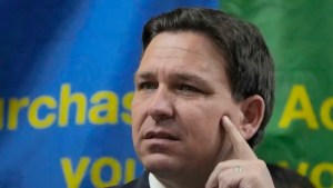 Senador de Florida demanda a Ron DeSantis por reubicar a migrantes a otros estados