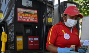Petro no exonerará a taxistas del alza de la gasolina en Colombia