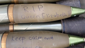 Soldados ucranianos escribieron homenaje a la reina Isabel II en sus misiles (Fotos)