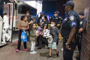 Autoridades de Texas afirman que migrantes enviados a Nueva York no son obligados a subir a los autobuses