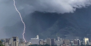 VIDEO: El MEGA rayo que cayó durante la tormenta que azotó Caracas este #25Sep
