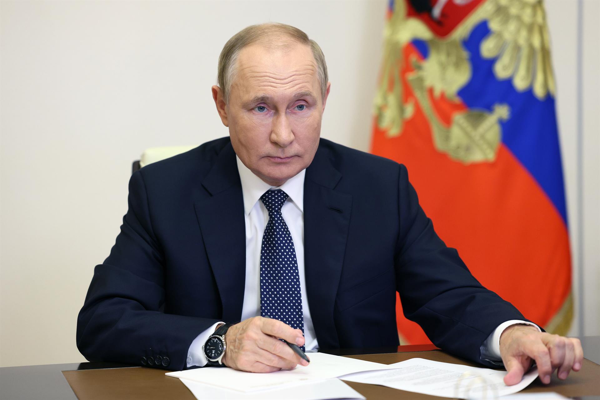 Putin cumple 70 años en su momento más bajo