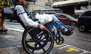 Personas con discapacidad deben adaptarse a la barreras de movilidad en Caracas