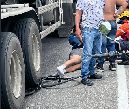 FOTOS: Ciclista fue arrollado por una gandola en la Gran Mariscal de Ayacucho este #1Oct