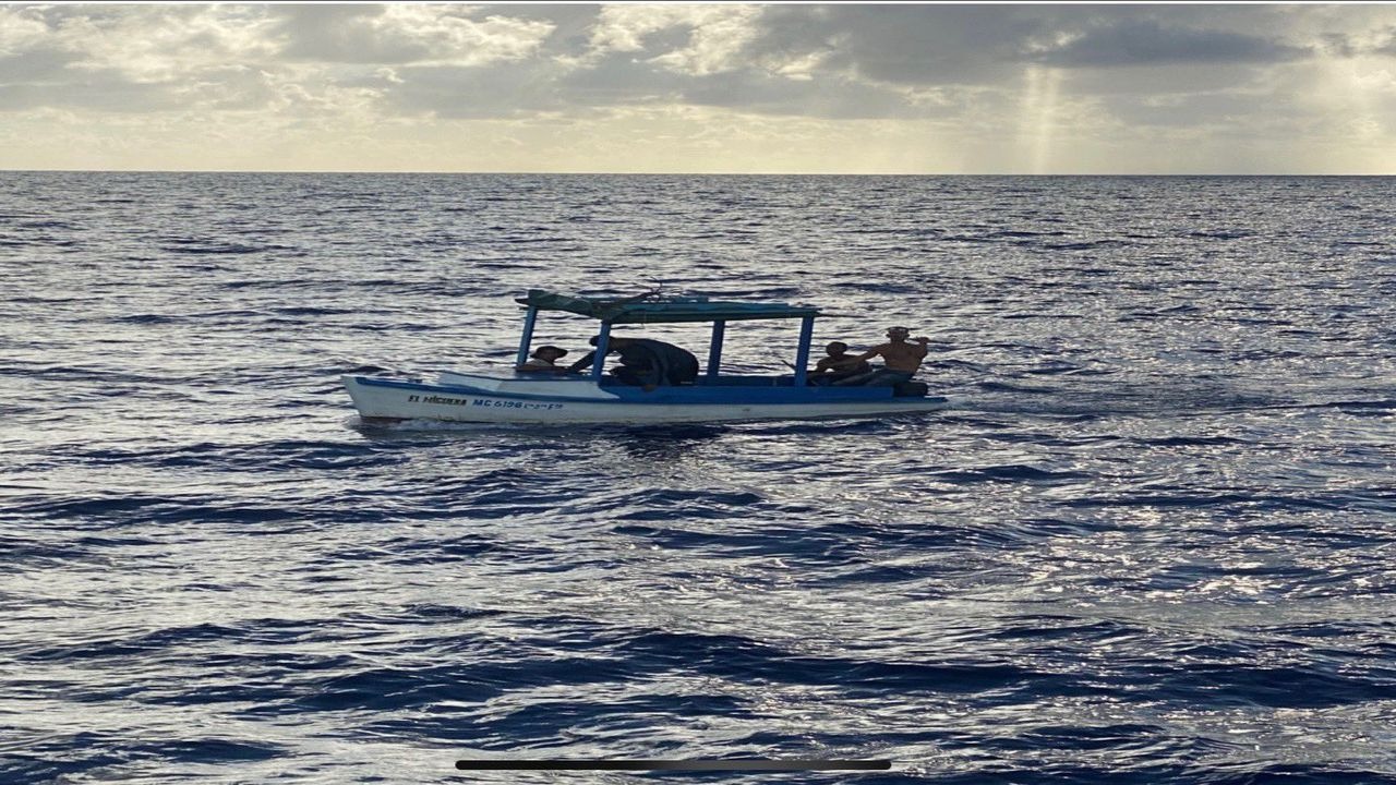 Rescataron a uno de los ocho pescadores de una embarcación que naufragó en Sucre (Foto)