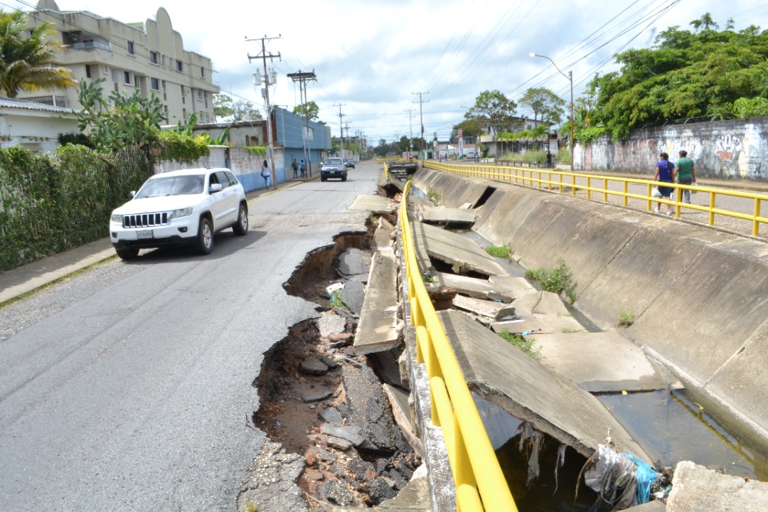 Desidia del chavismo en Maturín generó el desplome de un caño y parte de la avenida (FOTOS)