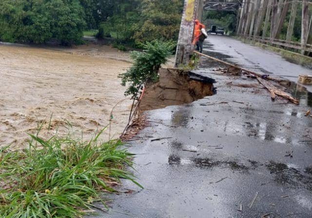 Cerrada la troncal 5 en Barinas: crecida del río La Yuca puso a tambalear el puente