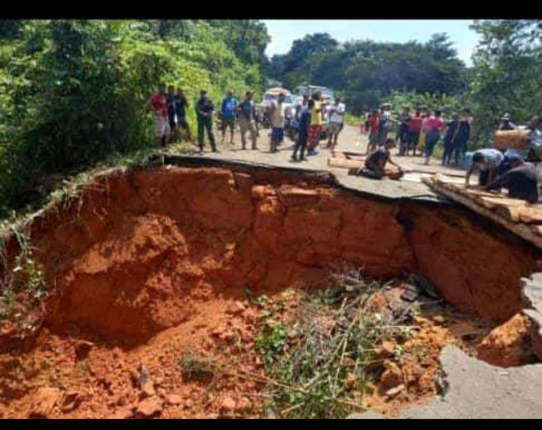 ¡No aguantó más! Troncal 10 en Bolívar se cayó a pedazos en el Km 42 (Imágenes)