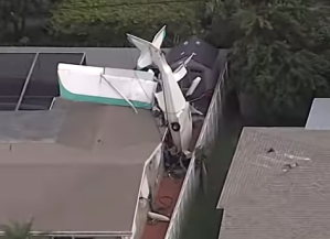 ¡Impresionante! Una avioneta se estrelló sobre una casa en Florida (Video)