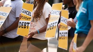 Al menos 700 mil jóvenes fueron excluidos del plan de condonación de deuda estudiantil de Biden