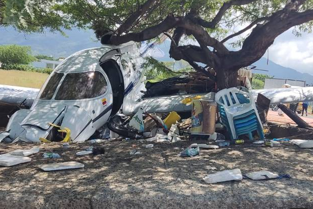Devastador: Un niño muere atropellado por una avioneta que se salió de una pista en Colombia