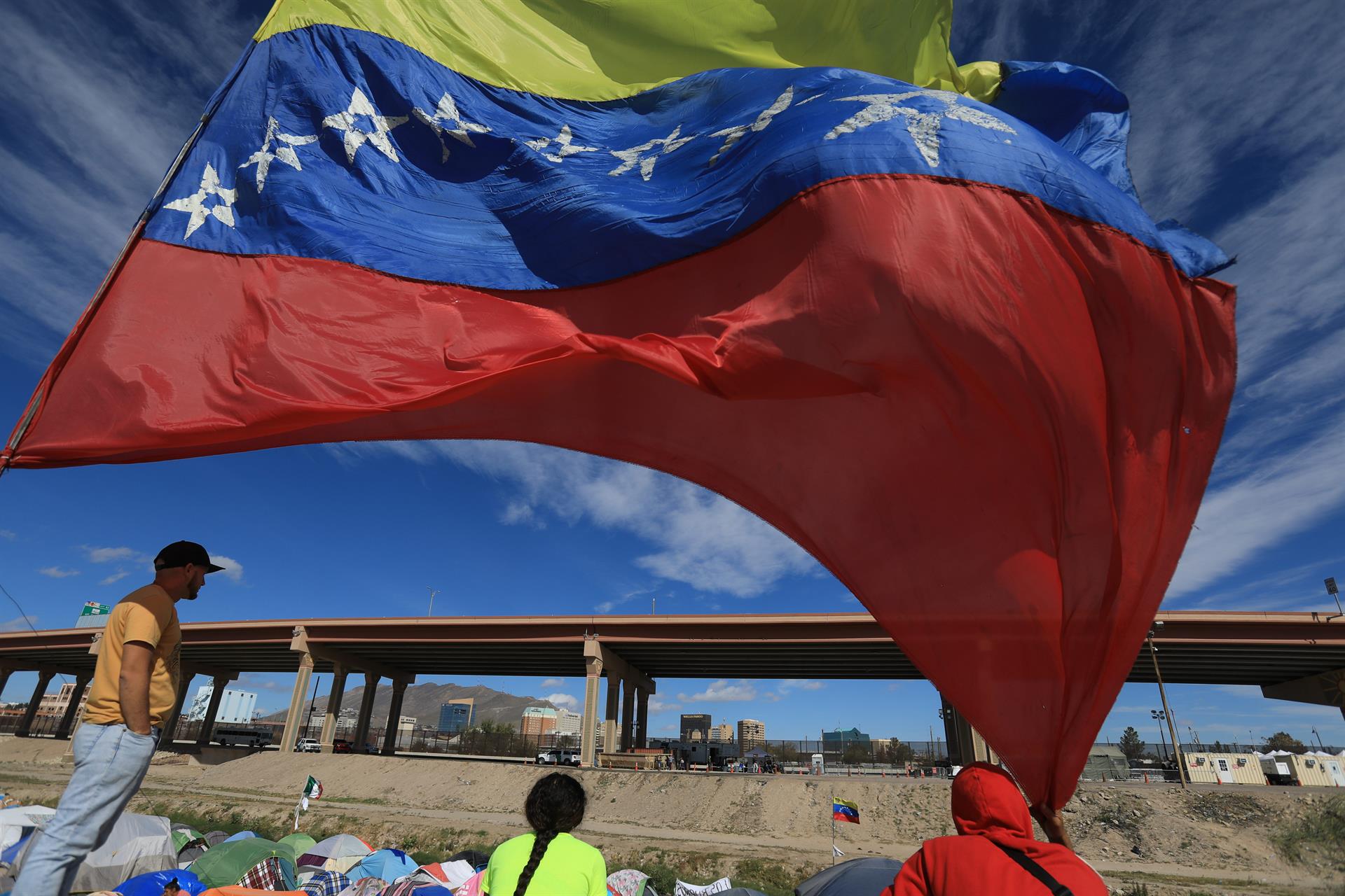 Ola migratoria venezolana crea necesidad de empresas de remesas