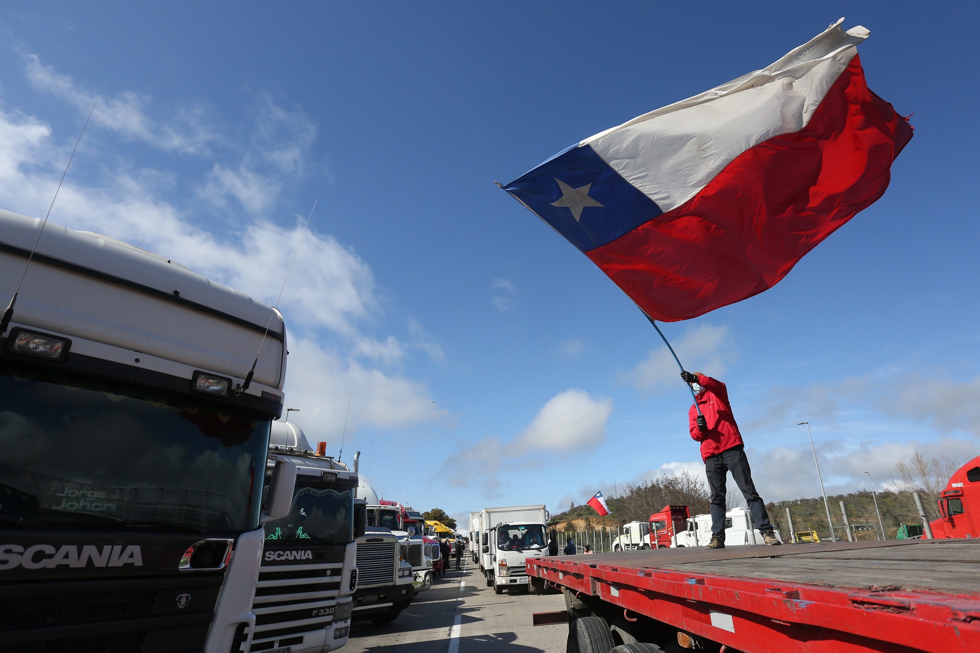 Camioneros chilenos encadenan segundo día de paro por alza del precio de combustible