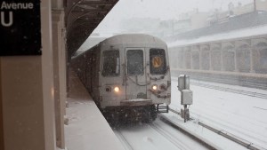 Intentó violar a una mujer dentro de un tren en Nueva York y ahora están tras su rastro