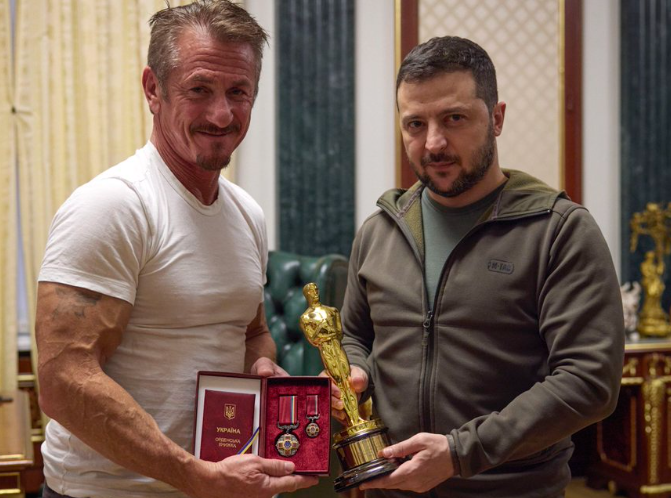 El actor Sean Penn entregó uno de sus premios Óscar a Zelensky (Imágenes)