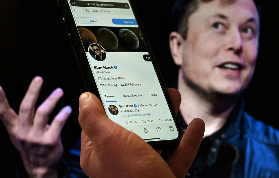 Elon Musk advierte a Apple y Google que fabricará un celular propio si bloquean el acceso a Twitter