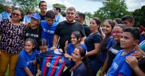 Presidente del FC Barcelona visita frontera colombo-venezolana y constata situación de refugiados venezolanos (FOTOS)