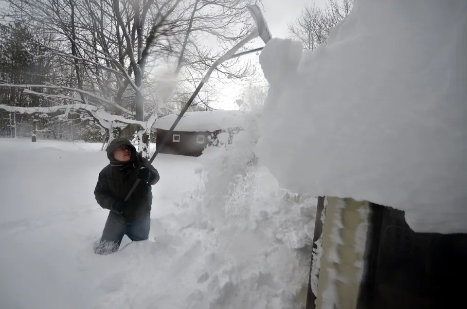 Histórica nevada en Nueva York deja vialidades sepultadas y aún se espera más nieve