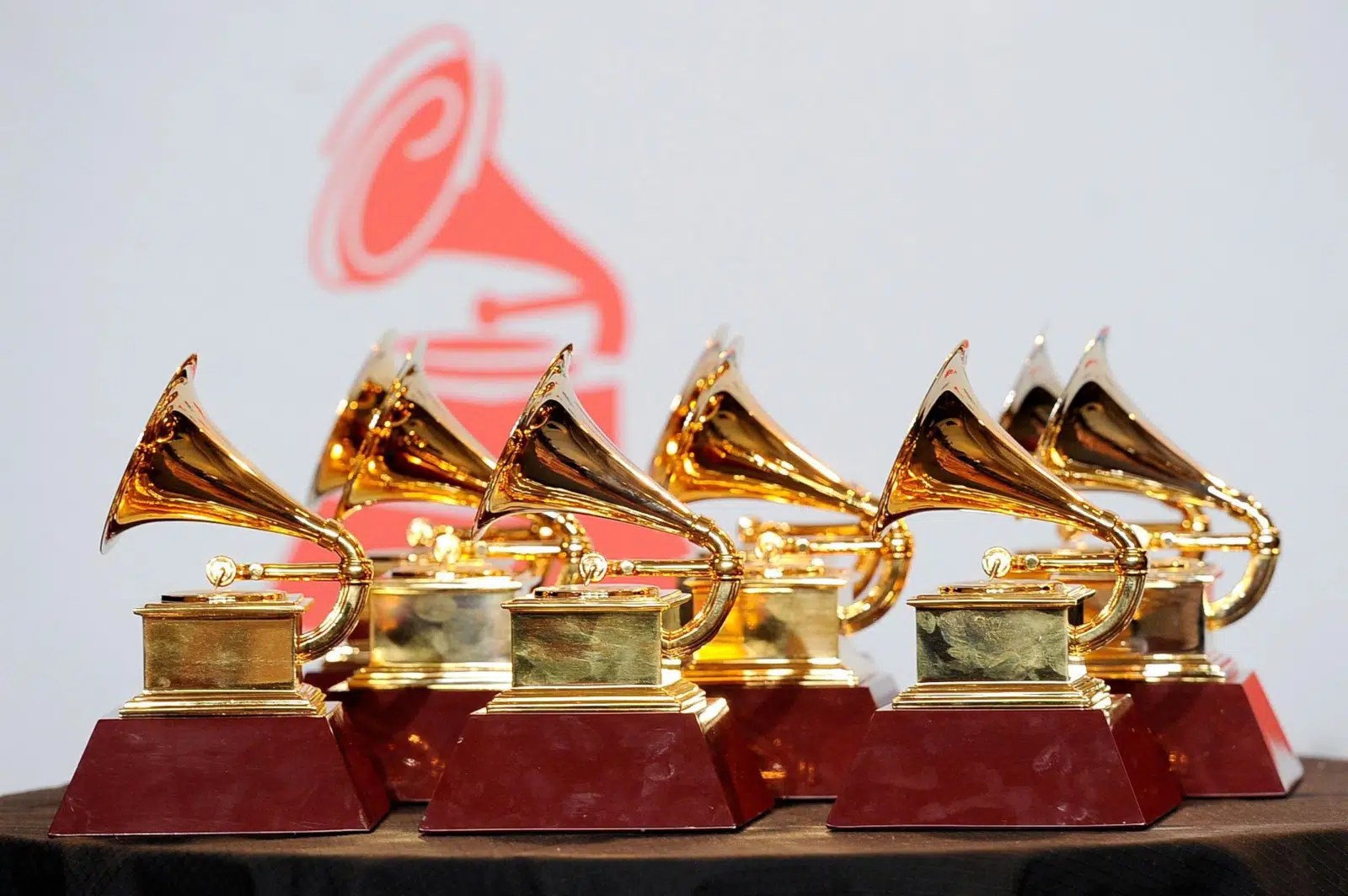 Bad Bunny y Rauw Alejandro van por la consagración del reguetón en los Grammy Latinos